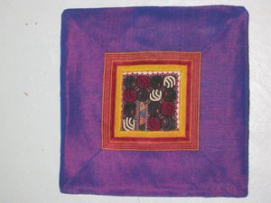 Cojin soumak antigüo Uzbeco con tela de seda.0,40 x 0, 40. Alfombras y Kilims.Vendida
