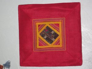 Cojin suzani antigúo uzbeco con tela de seda. 0, 40 x 0, 40. Alfombras y Kilims.Vendida