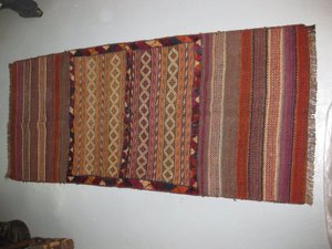Fragmento ceremonial con edad con  ténnica de kilim y nudo. Artefacto nómada de las tribus lori-kashgay. 2,12 x 0, 93. 19301. Alfombras y Kilims. VENDIDA