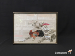 1782-Pint. Gallo en trabajo muy fino de seda natural, policromado, 34 x 48 cms con marco 