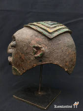 1305-Afr Vista lateral del casco Tikar, 29 x 18 cms. Niger