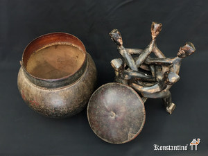 38-C Olla y base con preciosa patina