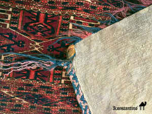 Se puede ver su revés el cual tiene Kilim pues lo usaban para guardar cosas , ejn este caso piezas valiosas para ellos, Mueble textil