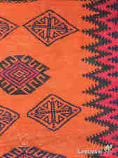 Detalle de este kilim donde se observa lo fino de su trabajo así como su original diseño