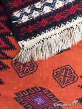 Detalle del reverso de la pieza donde se observan las ténicas de kilim y soumak, habilmente ejecutadas