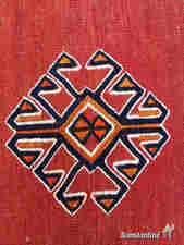 Detalle en el que se observan las dos ténicas en la que está ejecutado (kilim y soumak) 