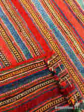Estaban cosidas unas a otras y eran textiles para cubrir objetos en la tienda de modo decorativo y práctico. Irán S.XIX
