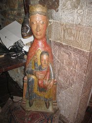 Virgen romanica  S XIII - XIV. Aragón, España. 1, 13 x 0, 47. 1. Antigüedades