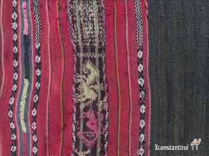 Detalle del textil donde se aprecian pájaros bordados