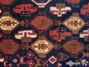 Detalle de la pieza con kilim en la parte trasera en la mitad de cada alforja