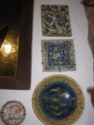 Azulejo ingles antiguo tipo Iznik o kutaya turcos 15 x 19 cms (superior ). 1156. Azulejo policromado antiguo de Isphajan Irán. 15 x 15 (debajo. 653. Plato de peces persa s XIX 20,5 cms.611 (grande). Plato porcelana dragón chino S XIX  10 cms ( Pequeño). 3
