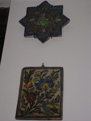 Azulejo estrellado con figuras. Persia S XIX. 20 x 20 cms ( arriba ). 1444. Azulejo ingles antiguüo tipo Kutaya o Iznik (Turquia ). 15 x 19 cms. ( Debajo ). 1157. Antigüedades