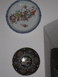 Plato de porcelana china, 1ºs S XX. 20cms. 1005 Arriba ).Plato  chino S XIX Cloissone fine. 15 cms (abajo ). 379. Antigüedades