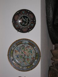 Plato  chino , cloissone fine, S XIX, 15 cms.380 (pareja con 379 Arriba ).Plato chino en porcelana y oro. S XIX. 21 cms. 788 (debajo ). Antigüedades