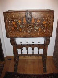 Bagueño español con puente S XVII de taracea. 1, 26 x 0,84 x 0,38. 283.Antigüedades