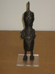 Réplica  figura de  Benín bronce. Etnia  Yoruba. Bronce. 0, 32 cm - 206.  Antigüedades