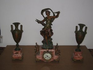Reloj con 2 jarrones. Francia S XIX. 63 x 32 x 15 cms. 1076. Antigüedades