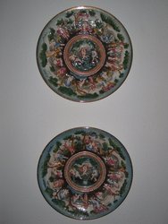 Platos con relieves. Capodimonte, Italia  1ºs S XX. 33, 5 cms C U. 1354 - 1355. Antigüedades. VENDIDOS