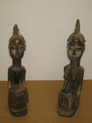 Pareja figuras con cuenco. Tribu Yoruba. 055 x 014 (macho) - 59. 059 x 014(hembra)-132