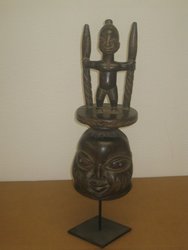 Casco Yoruba con figura.  0, 50 x 0, 19. 327 . Arte africano