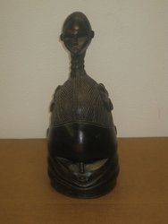 Casco Bundu Mende con Rafita . Sierra Leona. 0,57 x 0, 23. 535. Arte africano