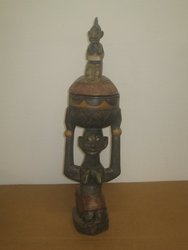 Fig con caja de adivinanza. Yoruba. Nigeria. 0, 84 x 0, 21. 39. Arte africano
