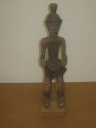 Figura Ibo macho, old . Nigeria. 0,62 x 0, 15. Arte africano