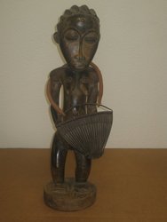 Fig Baule.C. de Marfil.  0,60 x 0, 15. 120 ( par con 121 ). Arte africano