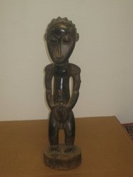 Fig Baule.C. de Marfil. 0, 57 x 0, 15. 121 ( par con 120 ).Arte africano
