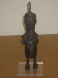 Figura de bronce Yoruba antigüa. Benin, preciosa pátina , 32 cms. 2069. Arte africano