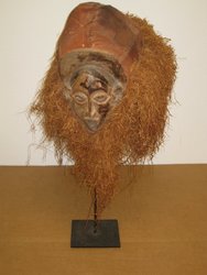 Máscara Lunda o Pende con tela y Rafita.0, 36 x 0, 19. 371.Arte africano