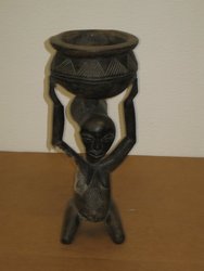 Figura Ngabara con cuenco. Congo. 0, 42 x 0, 17. 393. Arte africano