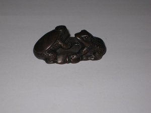 Netsuke firmado . 2 ranas. China madera de boj. 5, 5 cms - 2048. Coleccionables