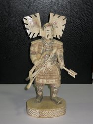 Figura de samurai de hueso. Japón mediados del S XX. 23, 5 x 15 x 9 cms. 1339. Coleccionables