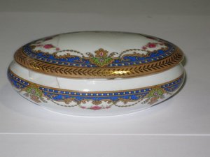 Cajita oval de porcelana de Limoges. Francia. 0, 12 x 0, 07 - 701. Coleccionables
