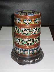 Cajita con varios pisos cloissone. China fin S XIX. 19, 3 cms. 1297. Coleccionables