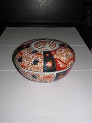 Cuenco con tapa Imari, porcelana. 1ºs S XX. 13 cms.  487.Coleccionables