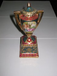 Jarrón estilo viena 1ºs S XX. Porcelana. 17 cms. 363. Coleccionables