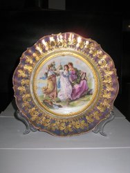 Pareja de platos con escena alegórica. Porcelana de Erdman. Alemania S XX, estilo vienes. 20 cms C. U. 906 - 907. Coleccionables