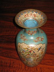 Pareja de jarrones cloissonne. China S XIX. 29, 5 cms C. U. 371 - 372. Coleccionables