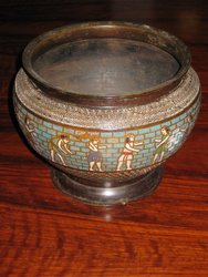 Pareja de cuencos cloissone con figuras.  China. 13,5 x 15 cms c.uno - 520 y 521. Coleccionables