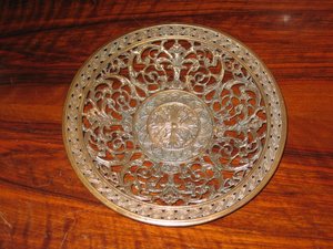 Plato de metal con calados y relieves. Europa 1ºs del XX.21, 5 cms. 1335. Regalo y decoración