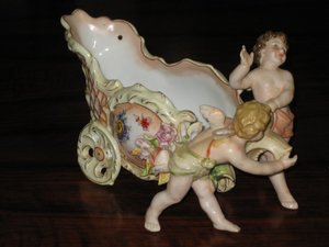 Figura de porcelana con ángeles. Circa de 1890.  23 cms. 1198. Regalo y decoración