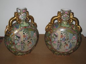 Jarrones con decoración estilo Oriental.Europa ( Inglaterra ). 51, 5 cms C. U. 776 - 777. Regalo y decoración