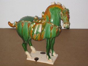Pareja de caballos de terracota vidriada estilo dinastia Tang. China 1ºs del XX. 38 cms. 1893-1892. Regalo y decoración