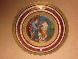 Plato de porcelana europea con escena clásica, 0, 30. ( Par con 223 ). 222. Regalo y decoración