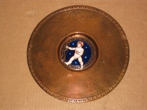 Plato de ceramica. Zodiaco co Cupido. europa mediados S. XX. 27 cms. 1747. Regalo y decoración