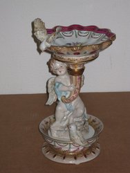 Figura de Querubin con paloma. Porcelana de Sevres. 40 cms.184. Regalo y decoración