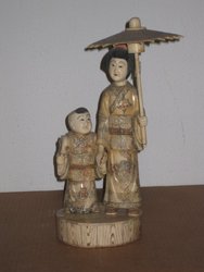 Figura marfil de dama con niño. Japón. 35 x 15 cms. 281. Regalo y decoración