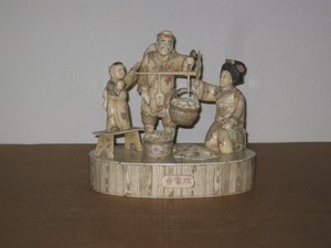 Escena con figuras en marfil. 28 x 26 cms. 284. Regalo y decoración
